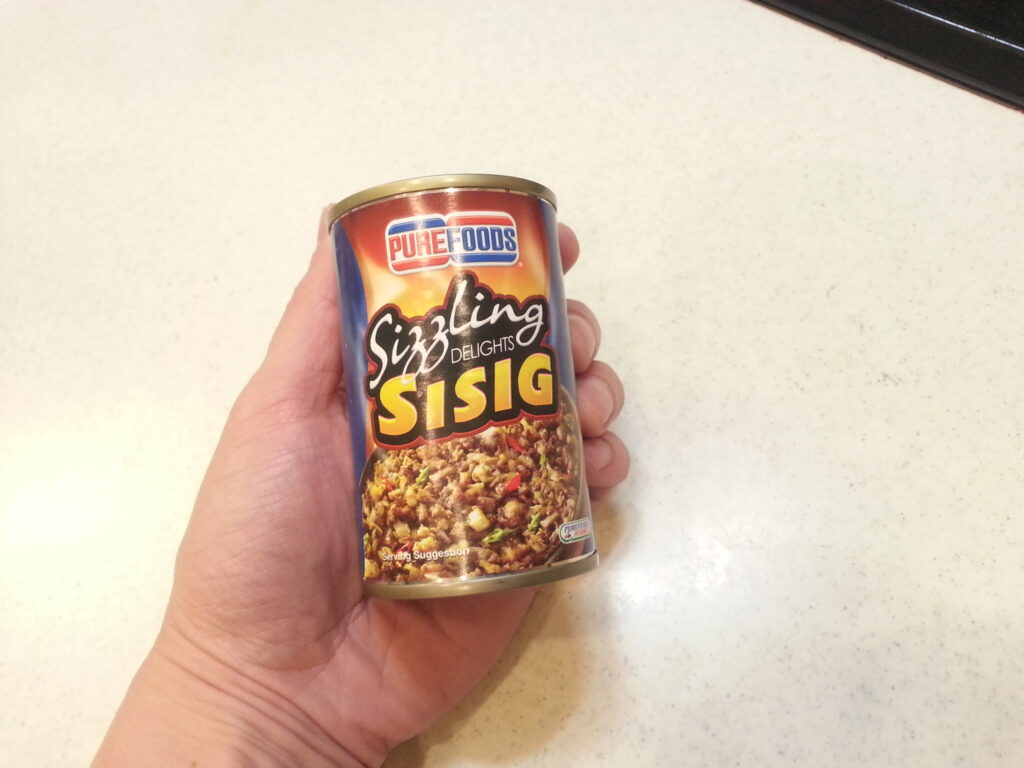 sisig シシグ 缶詰の大きさが分かる写真