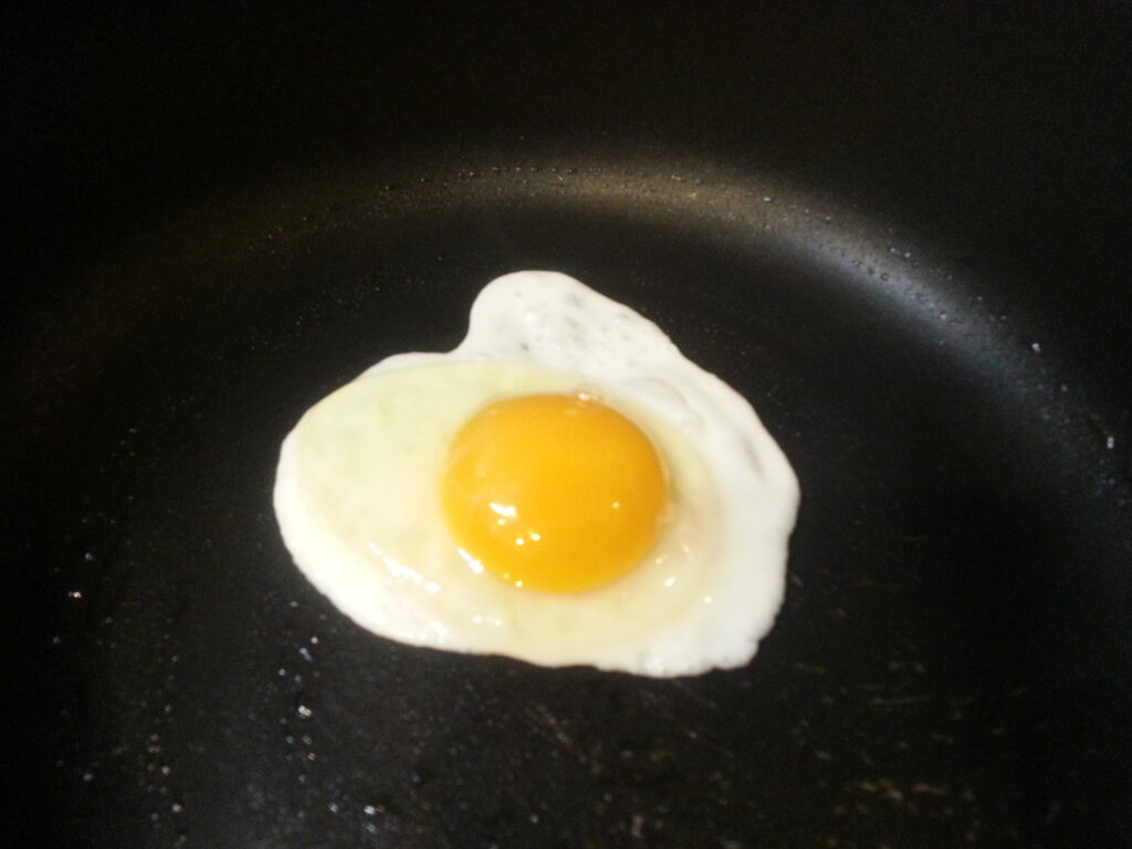 目玉焼きを作る写真