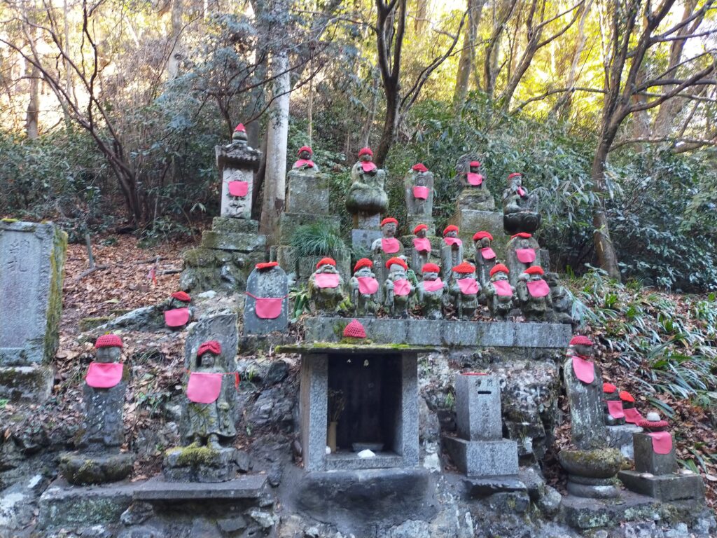 高尾山6号路　観光スポットも幾つかある