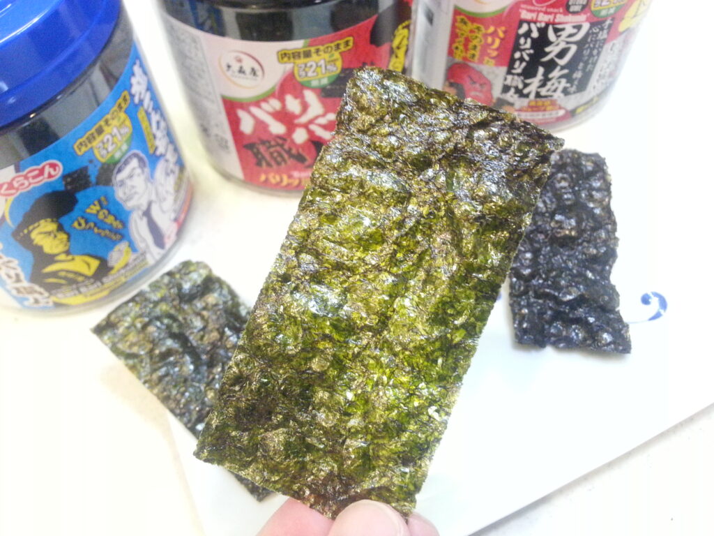 大森屋の海苔「バリバリ職人」醤油味を食べる様子