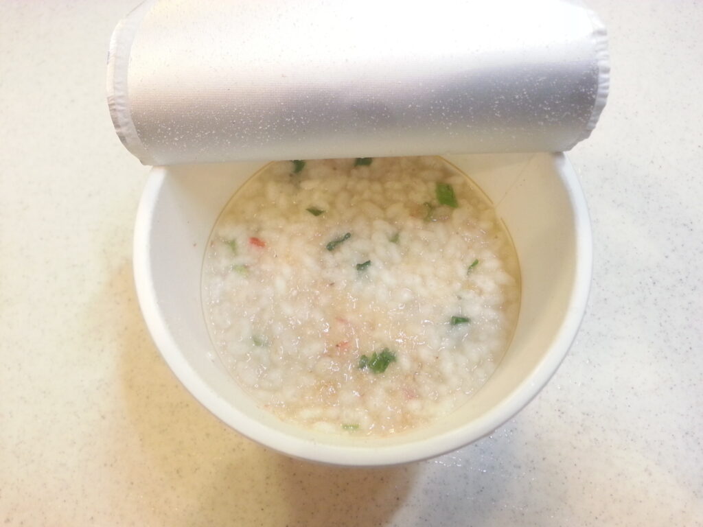 日清食品「台湾メシ・鹹豆漿粥」お湯を注いだ直後の写真
