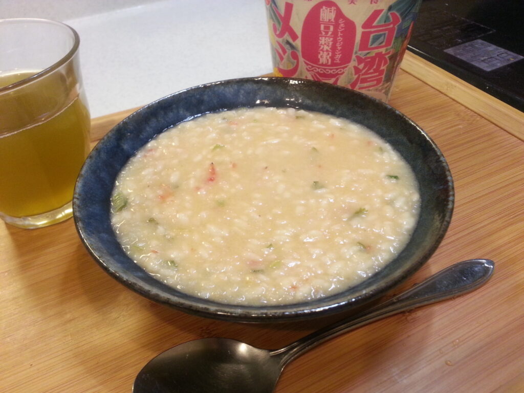 日清食品「台湾メシ・鹹豆漿粥」を別の器に取り出した写真