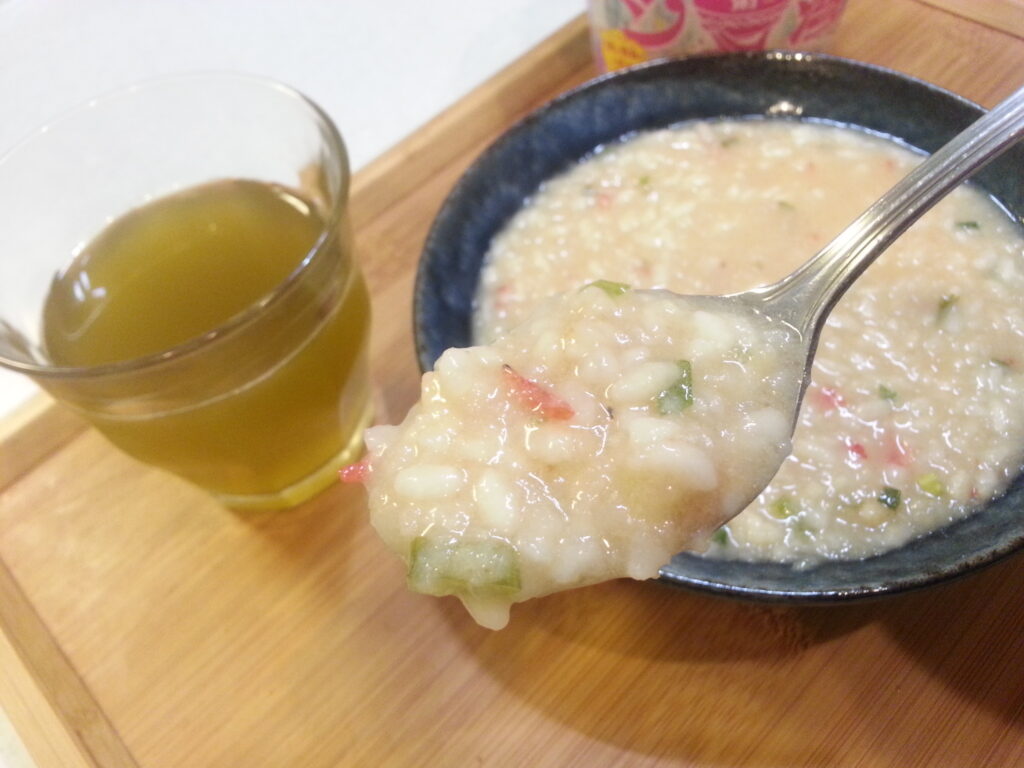 日清食品「台湾メシ・鹹豆漿粥」をスプーンで食べる様子