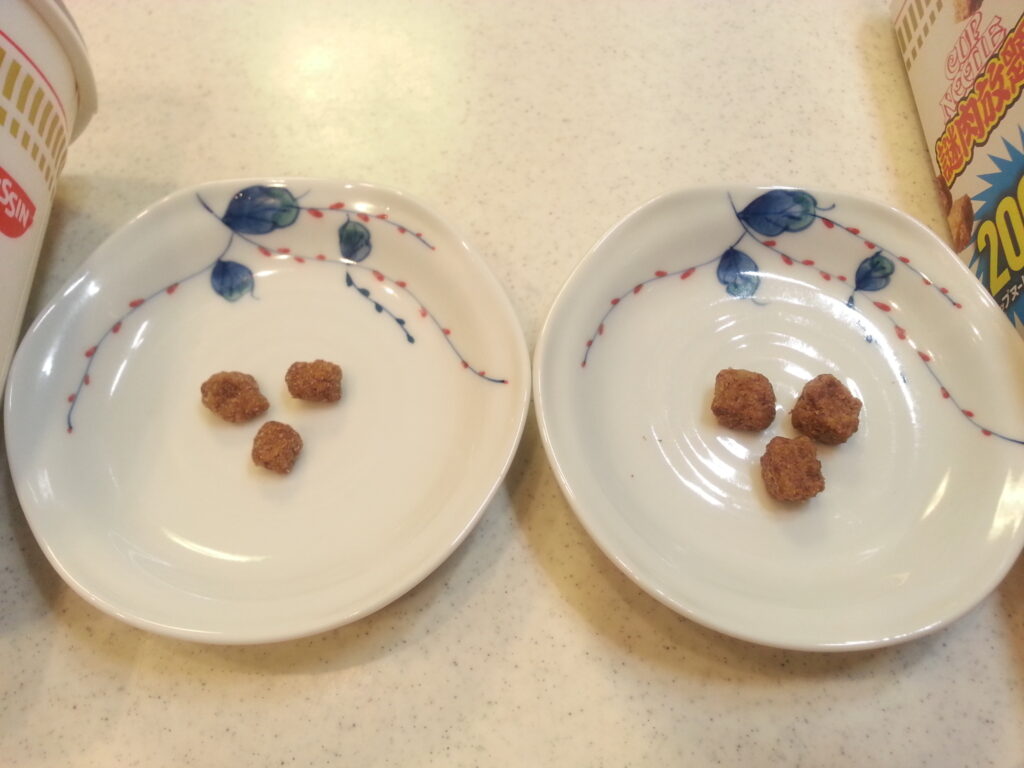 日清食品「謎肉放題」とカップヌードルの色を比べる写真