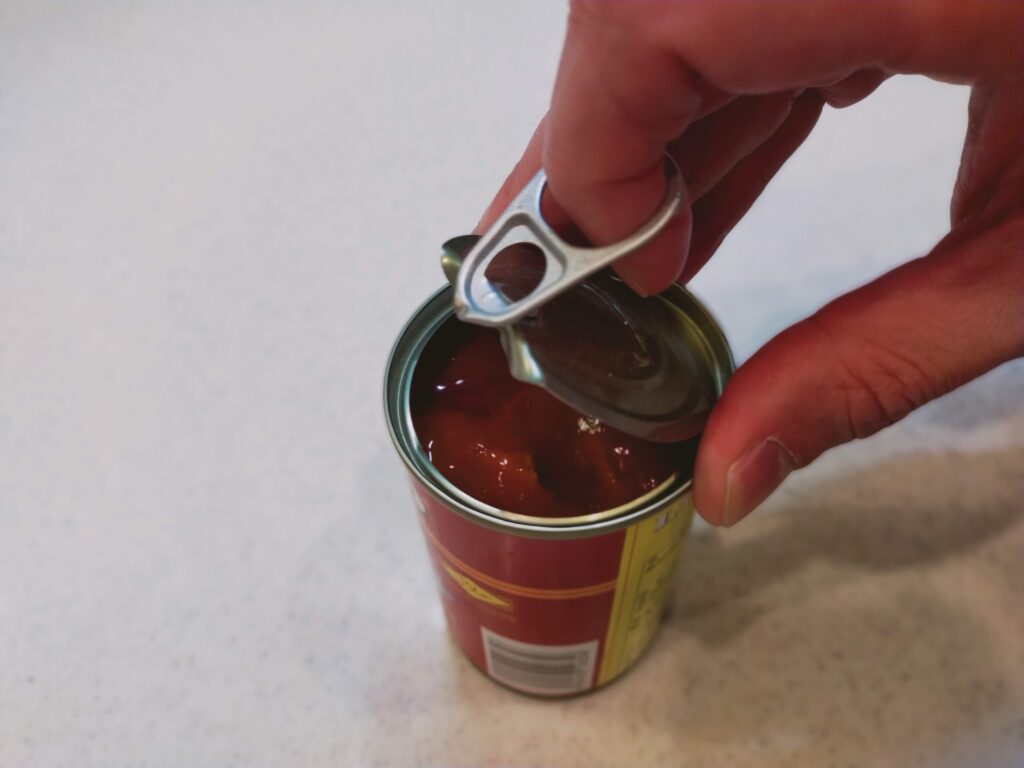 Ligo「イワシのトマト煮」缶詰をプルタブで開ける様子