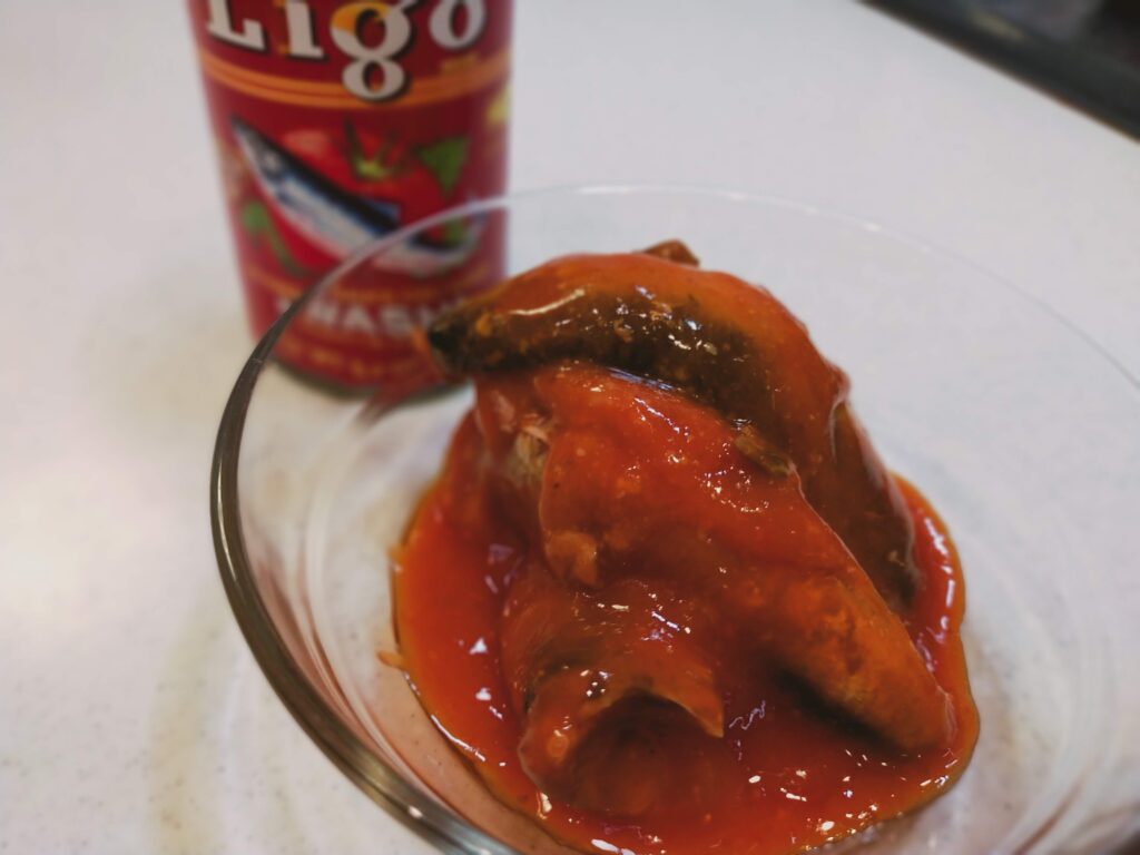 Ligo「イワシのトマト煮」缶の中身を皿に取り出した写真