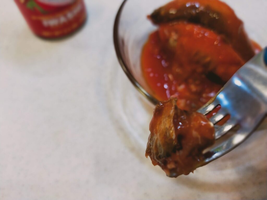 Ligo「イワシのトマト煮」缶をフォークでそのまま食べる写真
