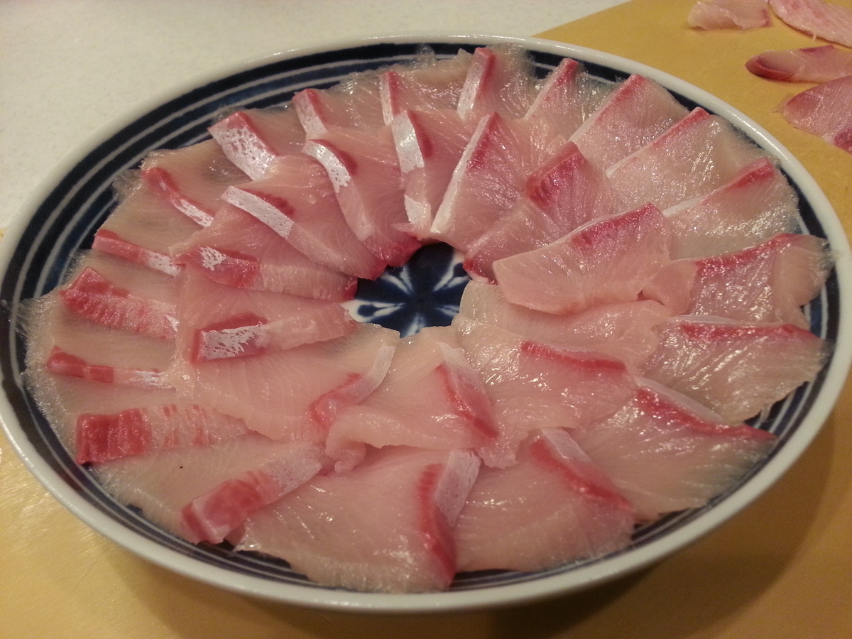 皿に盛りつける写真