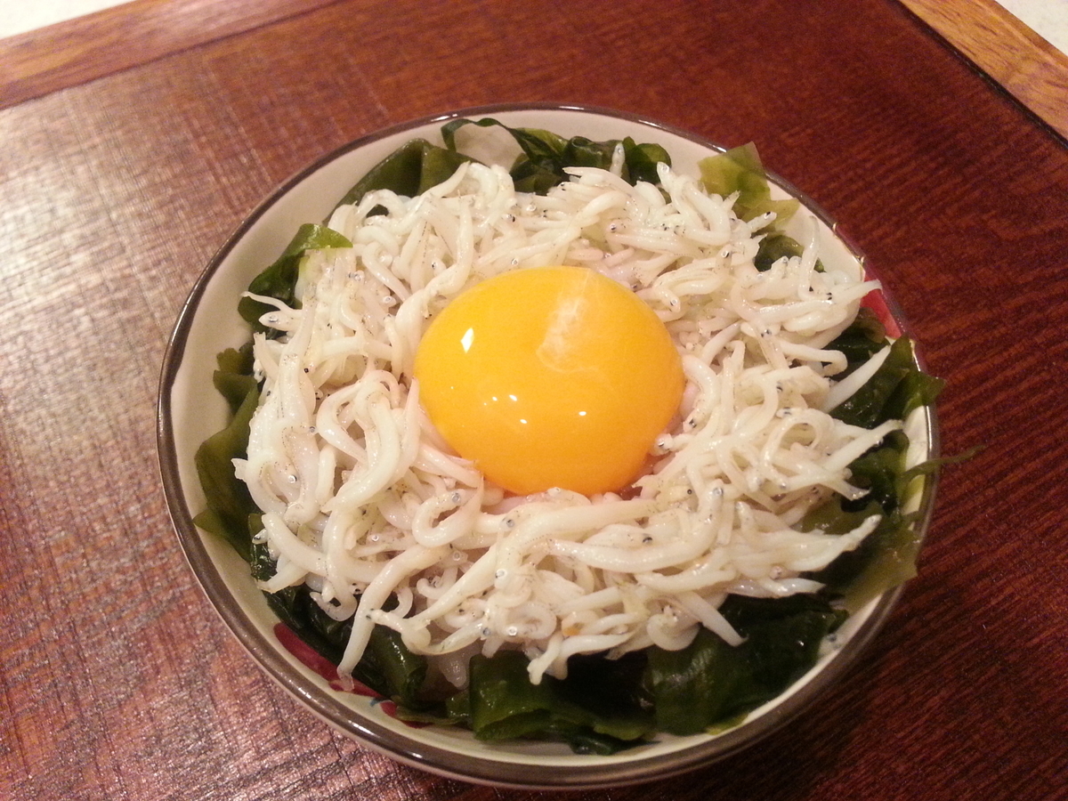 釜揚しらすの丼 卵黄とわかめ