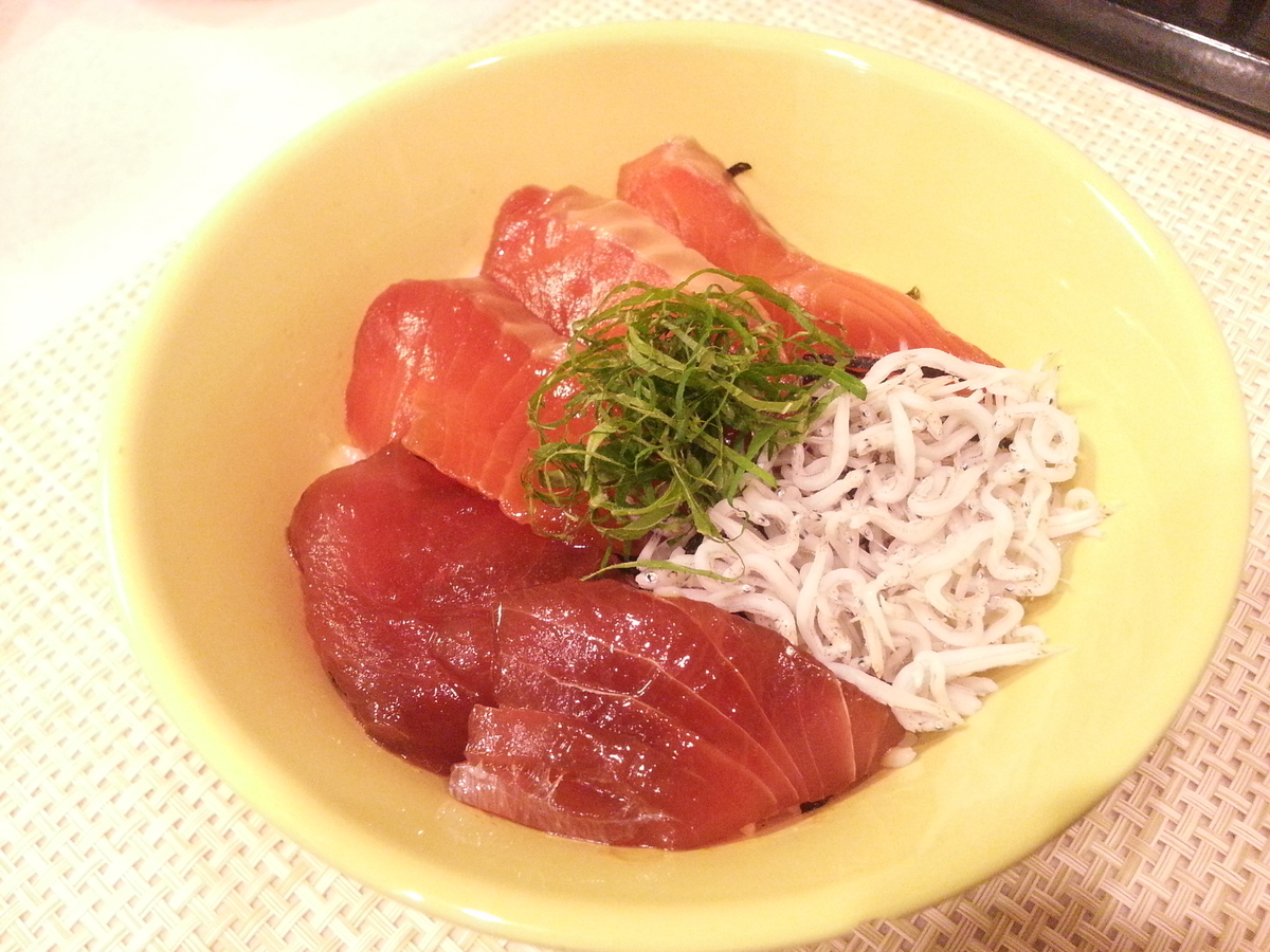 マグロとサーモン漬け丼の作り方（しらす付）